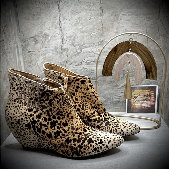 Matisse Ladies “Teddy” Cow Hide Leopard Print Ankle Boot, Zipper/Wedge Heel Sz 6 - Picture 3 of 16